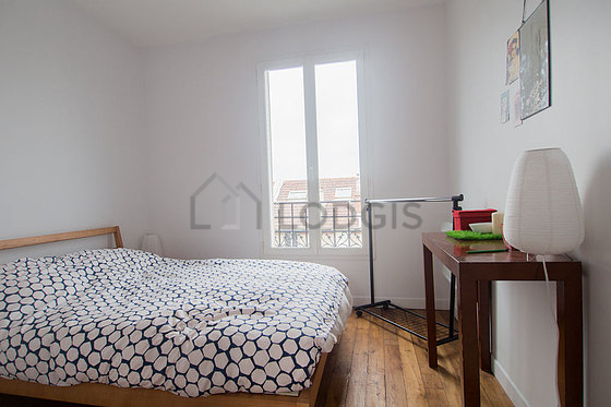 Chambre avec du parquet au sol