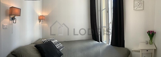 Chambre avec du parquet au sol