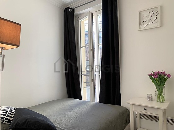 Chambre avec fenêtres double vitrage donnant sur cour