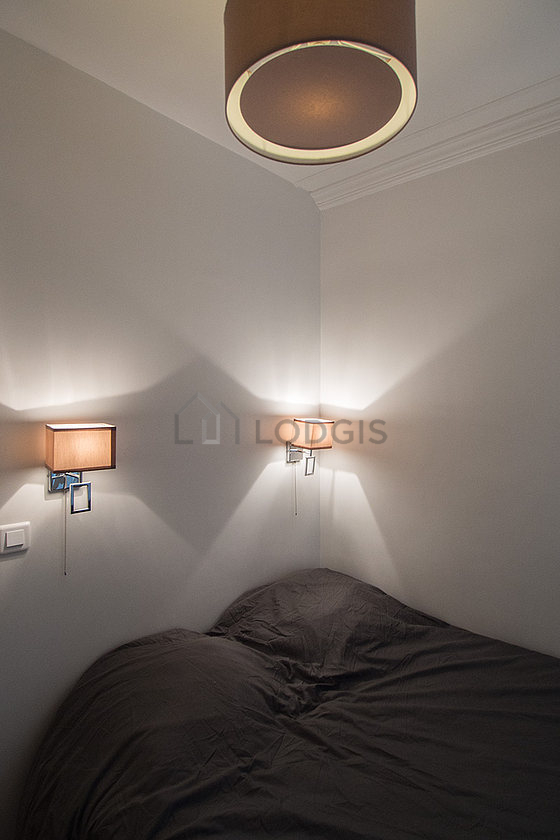 Chambre lumineuse équipée de tabouret