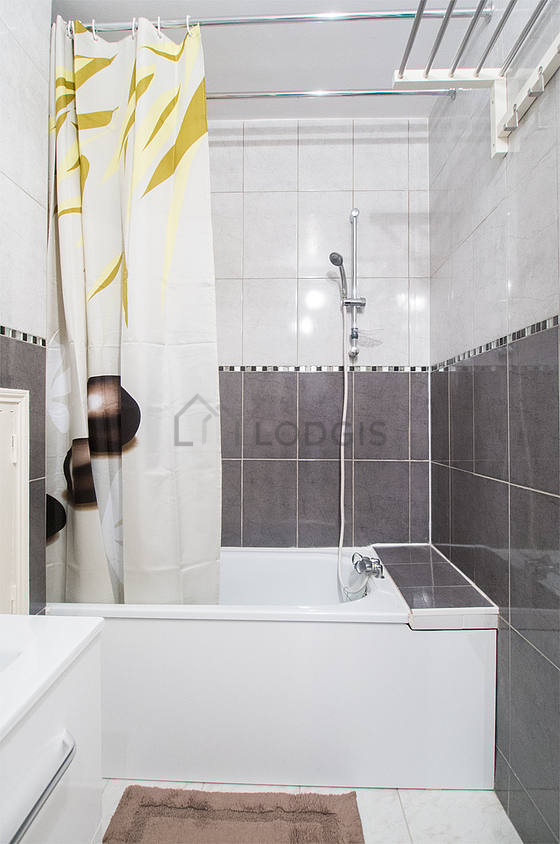 Belle salle de bain avec du carrelage au sol