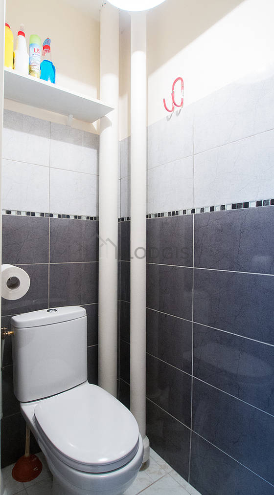 Toilettes indépendantes de la salle d'eau