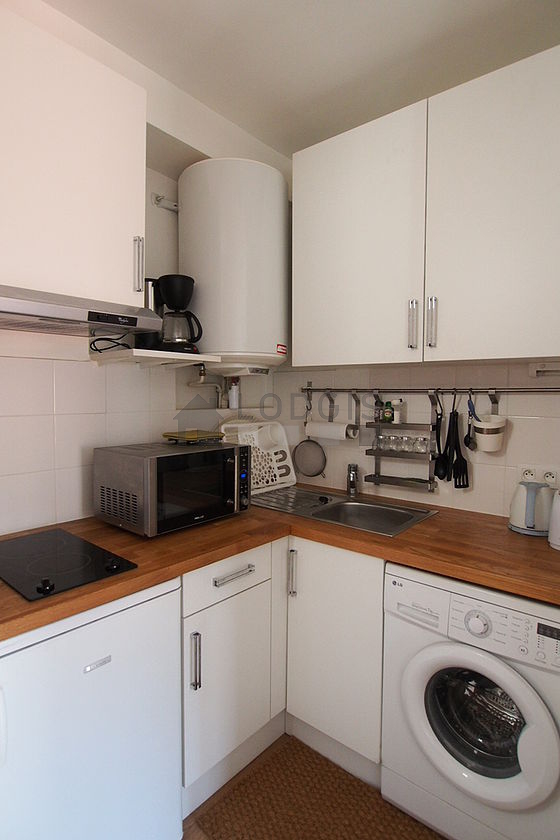 Cuisine équipée de lave linge, réfrigerateur, hotte, vaisselle