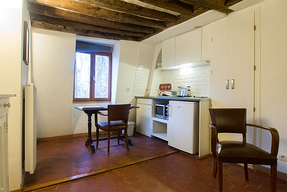 Séjour très calme équipé de 1 canapé(s) lit(s) de 140cm, table à manger, commode, placard
