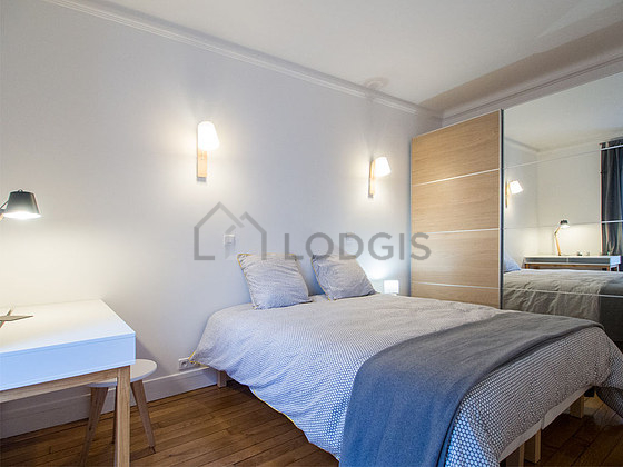 Chambre avec fenêtres double vitrage donnant sur rue