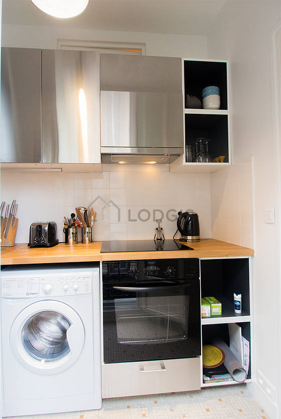 Cuisine équipée de lave linge, sèche linge, réfrigerateur, hotte