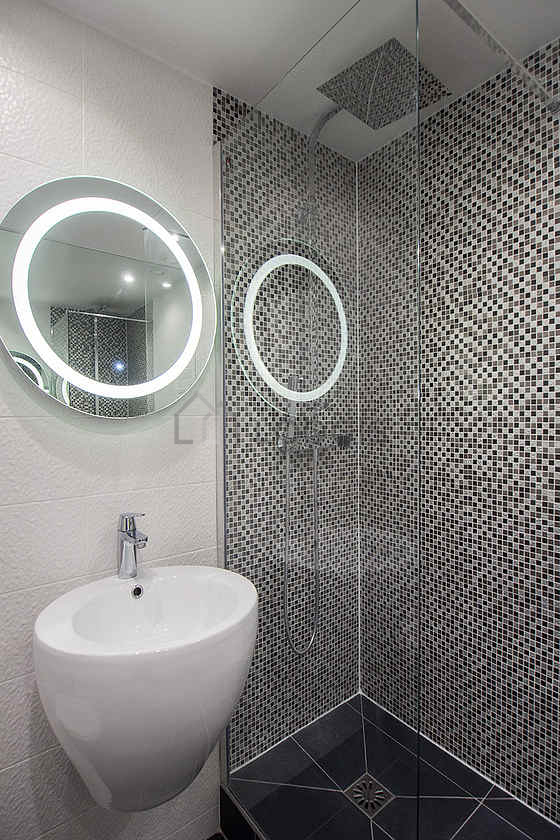 Salle de bain équipée de serviettes de bain