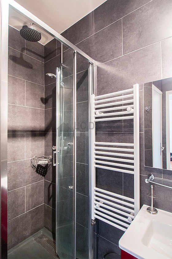 Belle salle de bain avec du carrelage au sol
