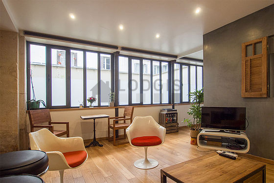 Large living room of 21m² with wooden floor
