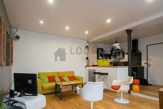 Bright living room furnished with 4 chair(s)