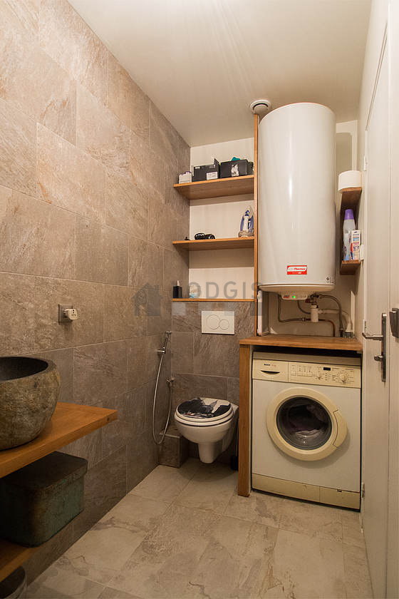 Salle de bain équipée de lave linge, douche séparée, sèche cheveux