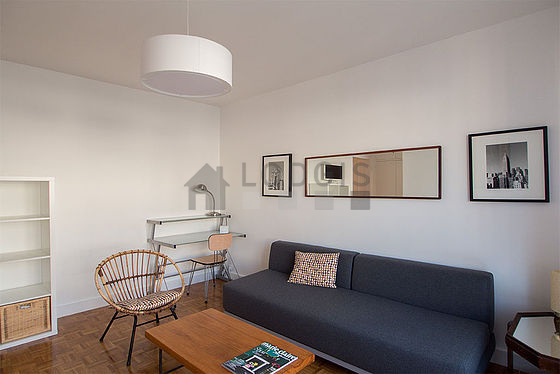 Beautiful, very quiet and very bright sitting room of an apartment in Paris