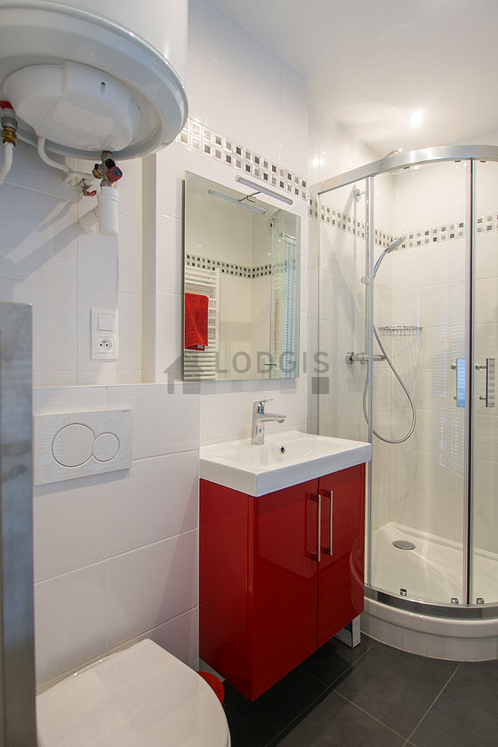 Salle de bain équipée de lave linge, placard