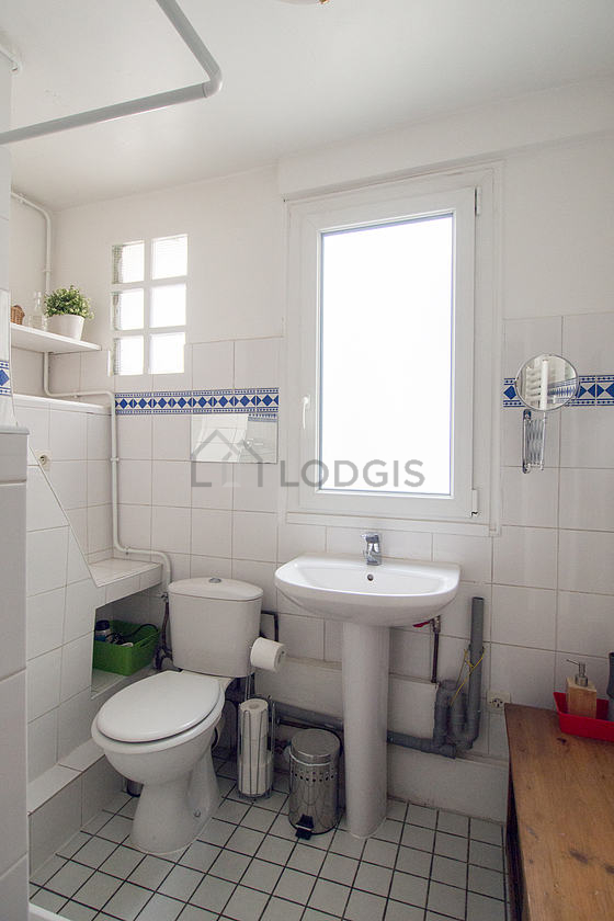 Salle de bain claire avec fenêtres et du carrelage au sol