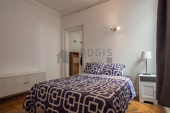 Chambre avec fenêtres double vitrage donnant sur cour