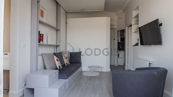 Salon avec du parquet au sol