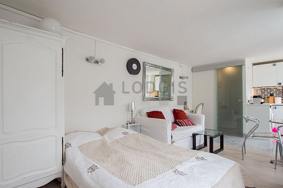 Quiet living room furnished with 1 sofabed(s) of 120cm, 1 bed(s) of 120cm, tv, closet