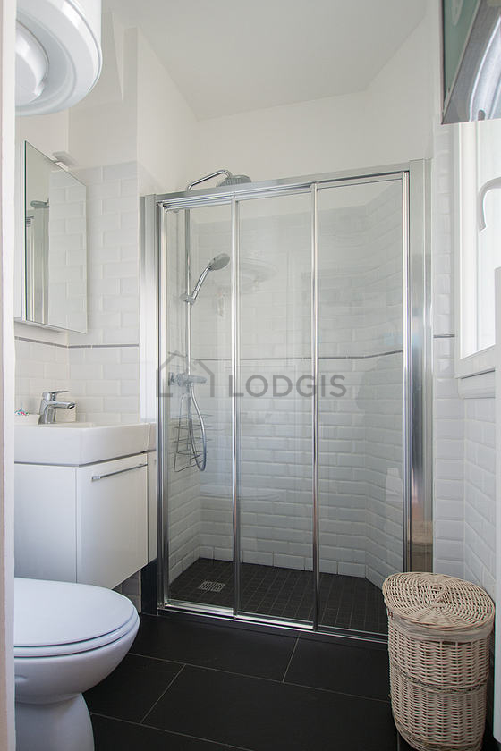 Bathroom equipped with bath towels