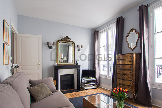 Living room of 11m² with wooden floor