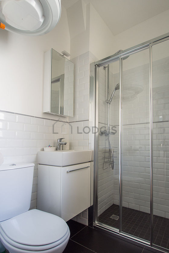Belle salle de bain claire avec fenêtres et du carrelage au sol