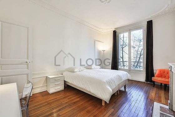 Chambre avec fenêtres double vitrage donnant sur rue