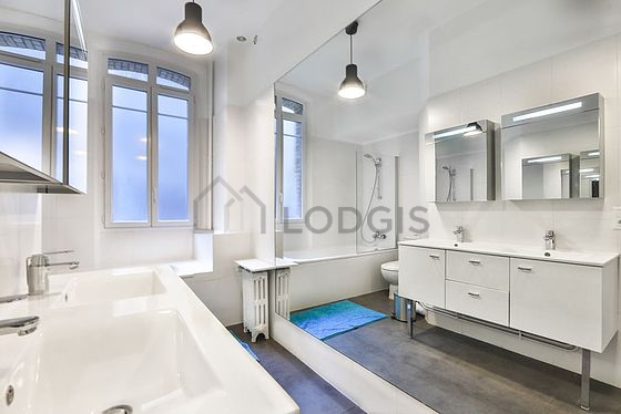 Salle de bain équipée de serviettes de bain