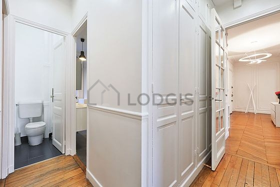 Toilettes indépendantes de la salle d'eau