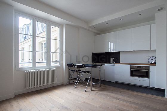 Salon avec du parquet au sol