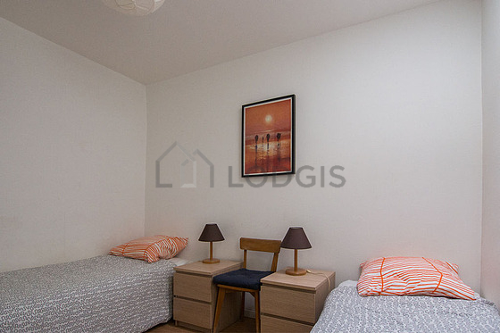 Chambre avec du parquet au sol