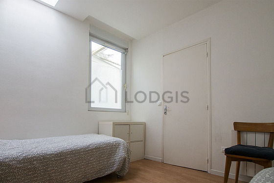 Chambre lumineuse équipée de penderie, placard, 2 chaise(s)