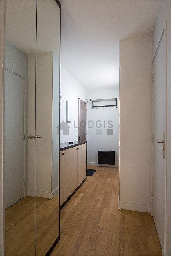 Belle entrée avec du parquet au sol