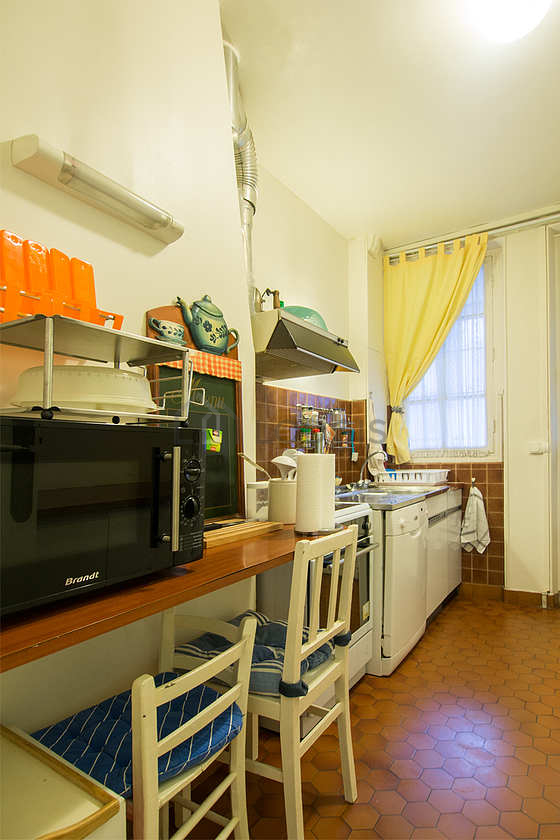Kitchen of 5m² with tile floor