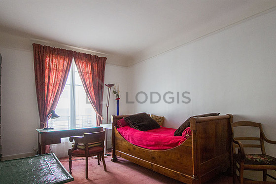 Chambre avec fenêtres double vitrage donnant sur rue