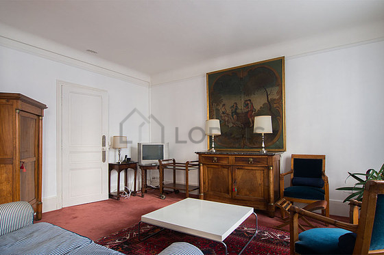 Salon avec du parquet au sol