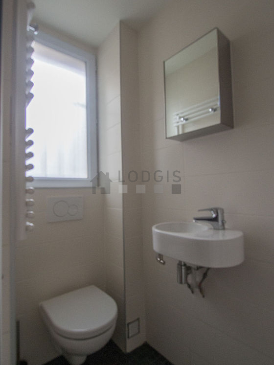 Belle salle de bain claire avec fenêtres double vitrage et du carrelage au sol