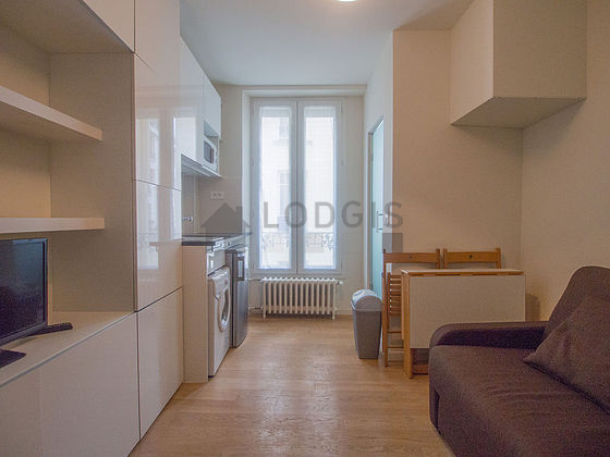 Séjour équipé de 1 lit(s) de 140cm, télé, penderie, placard
