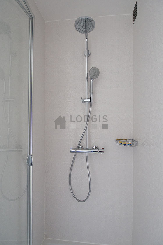 Bathroom equipped with bath towels