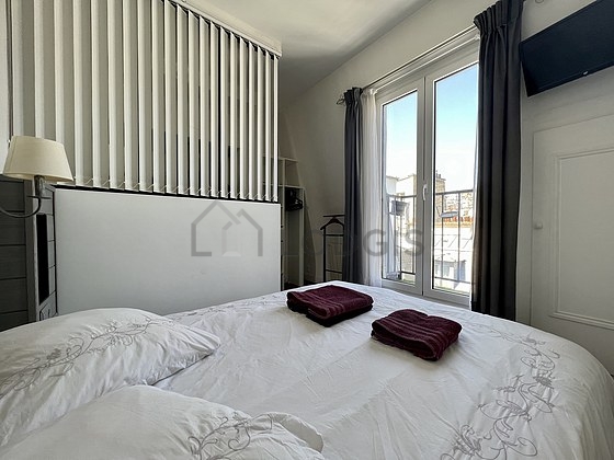 Chambre avec fenêtres double vitrage