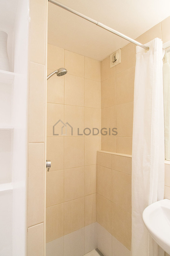 Bathroom equipped with bath towels