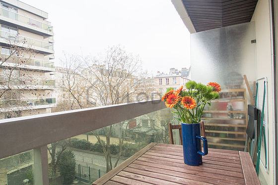Terrasse calme et très lumineuse avec du béton au sol