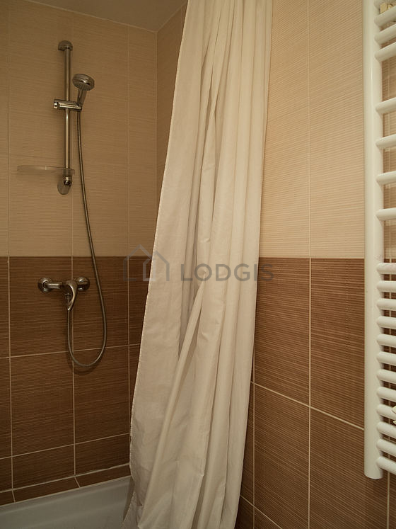 Bathroom equipped with bath towels