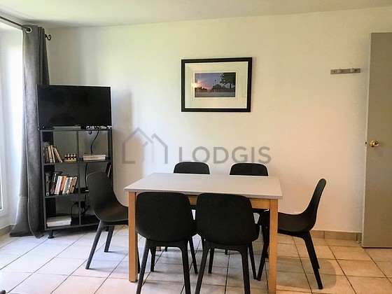 Great, very quiet and bright sitting room of an apartment in Paris