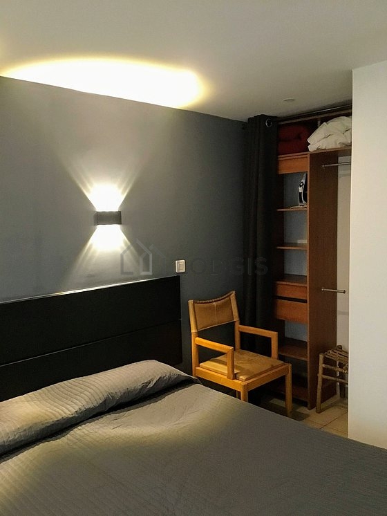 Chambre avec fenêtres