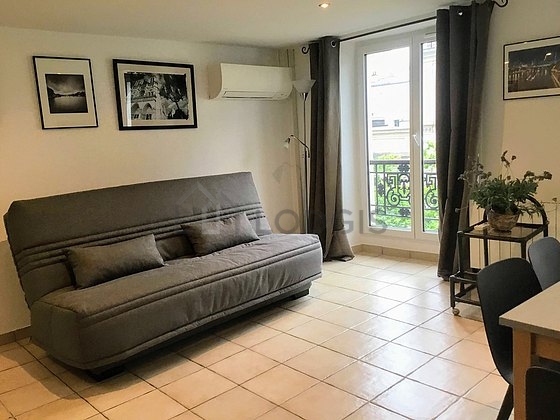 Séjour très calme équipé de 1 canapé(s) lit(s) de 140cm, télé, lecteur de dvd, 1 fauteuil(s)
