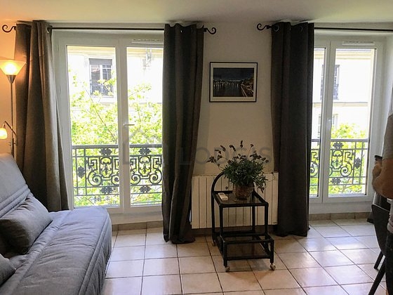 Salon avec du carrelage au sol