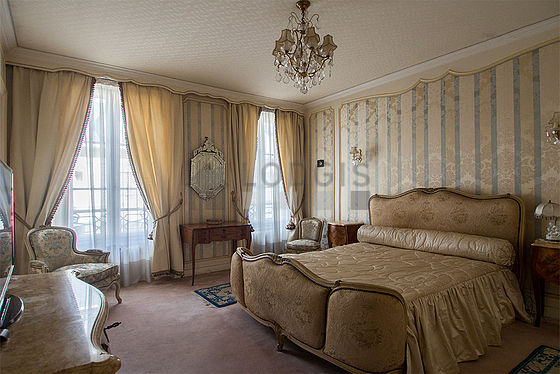 Chambre avec la moquette au sol