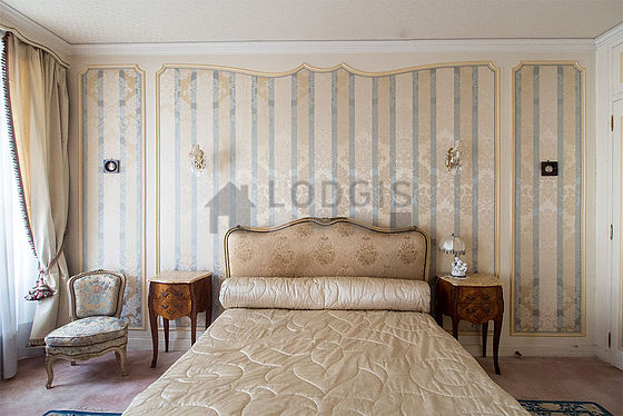 Chambre avec fenêtres double vitrage donnant sur rue