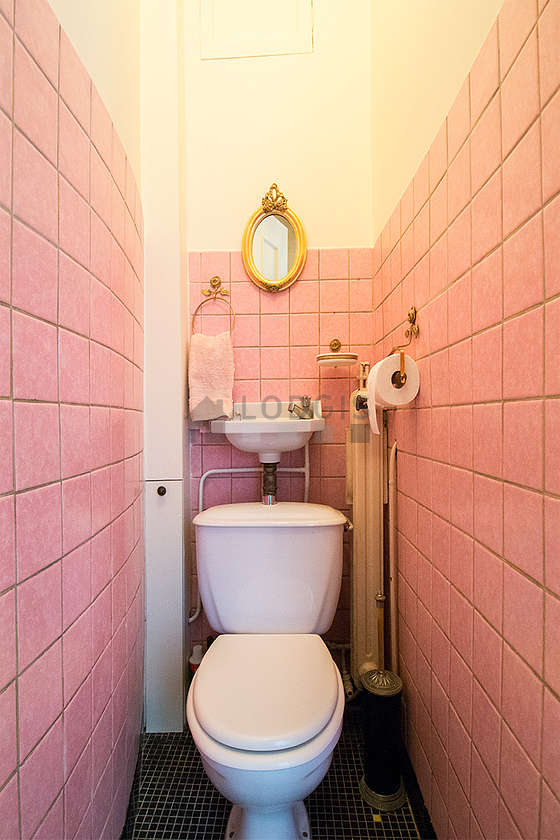 Toilettes indépendantes de la salle d'eau