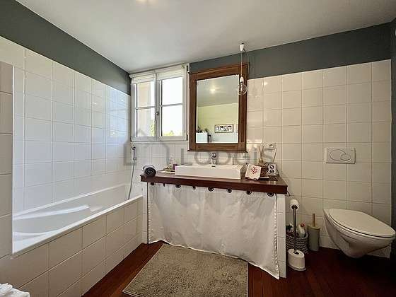 Beautiful and bright bathroom with double-glazed windows and with woodenfloor