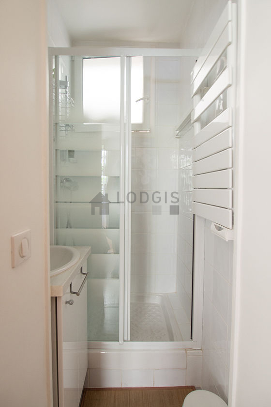 Agréable salle de bain claire avec fenêtres double vitrage et du carrelage au sol